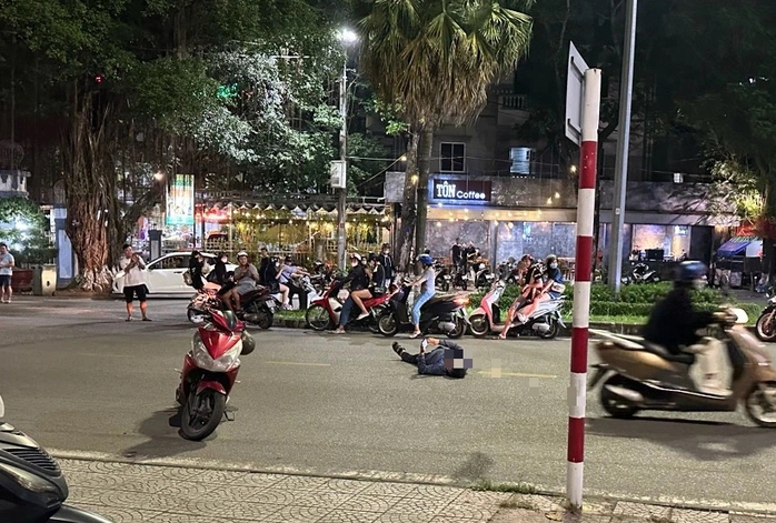 Bất ngờ với danh tánh người đàn ông "nằm vạ" giữa đường khi bị đo nồng độ cồn - Ảnh 1. Bất ngờ với danh tánh người đàn ông "nằm vạ" giữa đường khi bị đo nồng độ cồn - Ảnh 1.