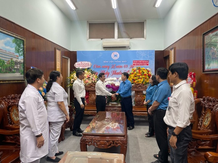 LĐLĐ TP HCM chúc mừng các y, bác sĩ nhân Ngày Thầy thuốc Việt Nam- Ảnh 1. LĐLĐ TP HCM chúc mừng các y, bác sĩ nhân Ngày Thầy thuốc Việt Nam- Ảnh 1.