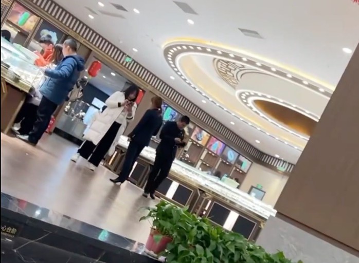 Trung Quốc: Không mua trang sức, du khách bị hướng dẫn viên đuổi khỏi xe- Ảnh 2. Trung Quốc: Không mua trang sức, du khách bị hướng dẫn viên đuổi khỏi xe- Ảnh 2.
