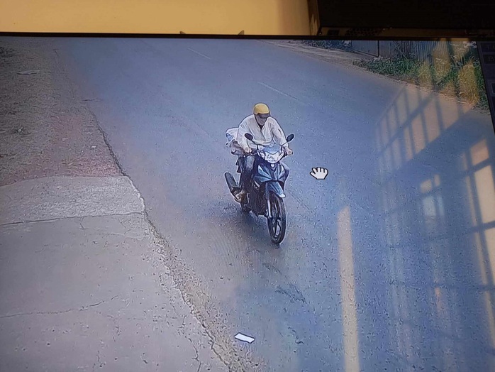 Điều tra thông tin người đàn ông bị lừa lấy xe máy bởi thương người- Ảnh 1. Điều tra thông tin người đàn ông bị lừa lấy xe máy bởi thương người- Ảnh 1.