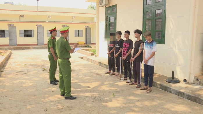 Bắt giữ 5 thanh, thiếu niên và học sinh hiếp dâm 1 bé gái- Ảnh 1. Bắt giữ 5 thanh, thiếu niên và học sinh hiếp dâm 1 bé gái- Ảnh 1.