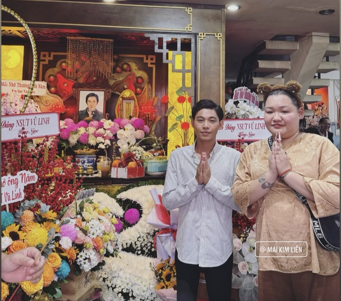 Nghệ sĩ xúc động trong ngày giỗ đầu của NSƯT Vũ Linh- Ảnh 2. Nghệ sĩ xúc động trong ngày giỗ đầu của NSƯT Vũ Linh- Ảnh 2.