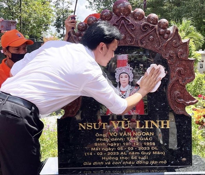 Nghệ sĩ xúc động trong ngày giỗ đầu của NSƯT Vũ Linh- Ảnh 3. Nghệ sĩ xúc động trong ngày giỗ đầu của NSƯT Vũ Linh- Ảnh 3.
