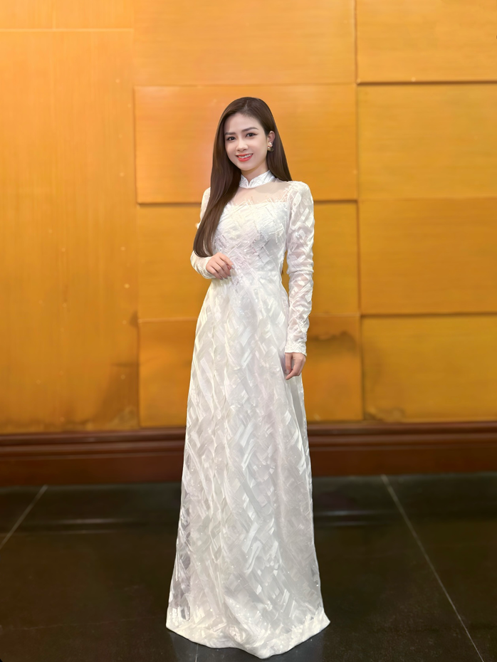 Dương Hoàng Yến tự hào hát 'Một Vòng Việt Nam' trên đất bạn Campuchia
- Ảnh 1. Dương Hoàng Yến tự hào hát 'Một Vòng Việt Nam' trên đất bạn Campuchia
- Ảnh 1.