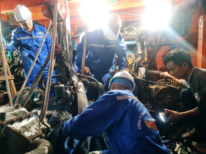 Khắc phục sự cố tàu cá ngư dân gặp nạn gần Trường Sa- Ảnh 2. Khắc phục sự cố tàu cá ngư dân gặp nạn gần Trường Sa- Ảnh 2.