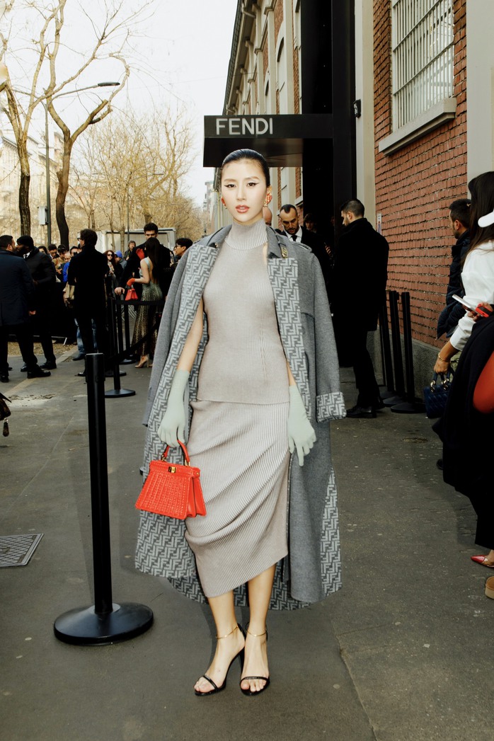 Show FENDI ở Ý bị phá, fashionista Việt được "biệt đãi" thế nào?
- Ảnh 2. Show FENDI ở Ý bị phá, fashionista Việt được "biệt đãi" thế nào?
- Ảnh 2.
