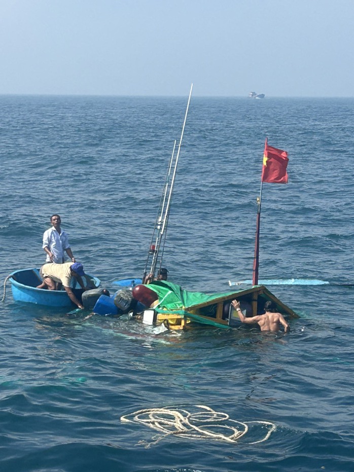 NÓNG: Tàu cá va chạm với tàu hàng, 9 ngư dân thương vong- Ảnh 2. NÓNG: Tàu cá va chạm với tàu hàng, 9 ngư dân thương vong- Ảnh 2.