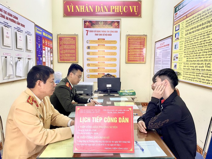 Trải chiếu nằm trên quốc lộ chụp ảnh đăng mạng xã hội để câu like- Ảnh 2.
