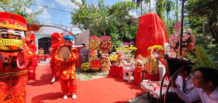 Dâng hương và an tượng Y tổ Hải Thượng Lãn Ông Lê Hữu Trác- Ảnh 1. Dâng hương và an tượng Y tổ Hải Thượng Lãn Ông Lê Hữu Trác- Ảnh 1.