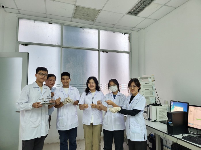 Nhóm thực nghiệm dự án “BIOPLASTIC - Sản xuất các vật dụng bằng nhựa sinh học từ khoai lang, bã mía, bã cà phê” ở phòng thí nghiệm Nhóm thực nghiệm dự án “BIOPLASTIC - Sản xuất các vật dụng bằng nhựa sinh học từ khoai lang, bã mía, bã cà phê” ở phòng thí nghiệm