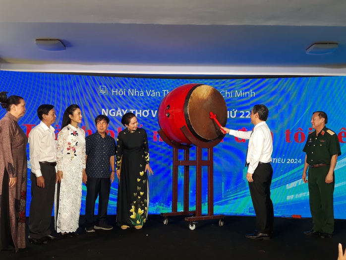 TP HCM: Khai mạc Ngày thơ Việt Nam 2024- Ảnh 2. TP HCM: Khai mạc Ngày thơ Việt Nam 2024- Ảnh 2.