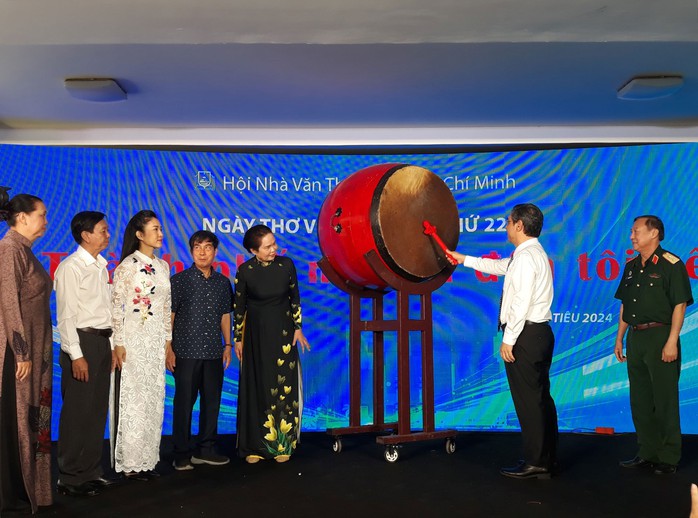 Phó Bí thư Thành ủy TP HCM Nguyễn Phước Lộc đánh trống khai mạc Ngày thơ Việt Nam 2024 tại TP HCM Ảnh: MAI KHUÊ Phó Bí thư Thành ủy TP HCM Nguyễn Phước Lộc đánh trống khai mạc Ngày thơ Việt Nam 2024 tại TP HCM Ảnh: MAI KHUÊ