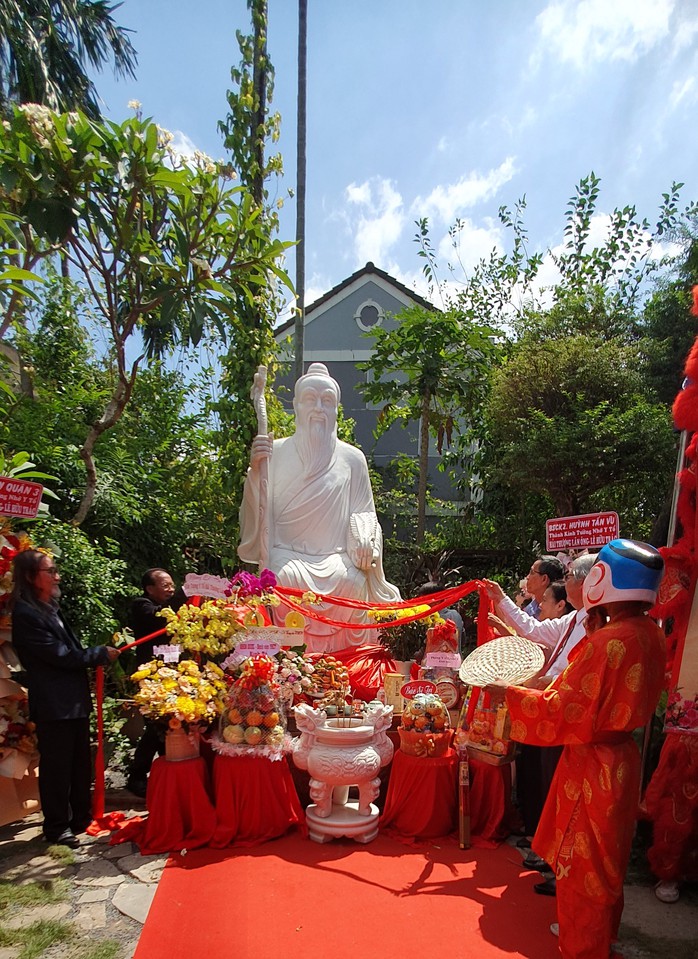Dâng hương và an tượng Y tổ Hải Thượng Lãn Ông Lê Hữu Trác- Ảnh 2. Dâng hương và an tượng Y tổ Hải Thượng Lãn Ông Lê Hữu Trác- Ảnh 2.