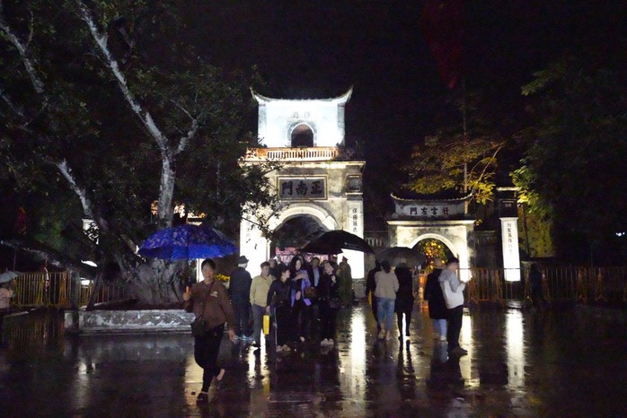 Hình ảnh bất ngờ trong đêm khai ấn đền Trần- Ảnh 2. Hình ảnh bất ngờ trong đêm khai ấn đền Trần- Ảnh 2.