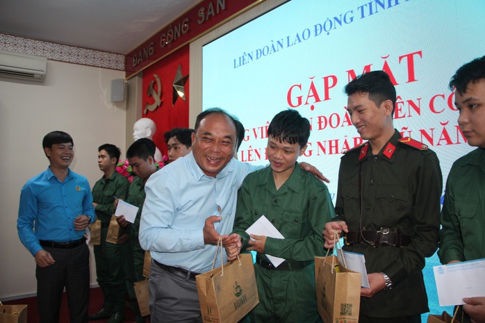 Động viên con em đoàn viên Công đoàn nhập ngũ- Ảnh 4. Động viên con em đoàn viên Công đoàn nhập ngũ- Ảnh 4.