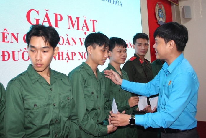 Động viên con em đoàn viên Công đoàn nhập ngũ- Ảnh 3. Động viên con em đoàn viên Công đoàn nhập ngũ- Ảnh 3.