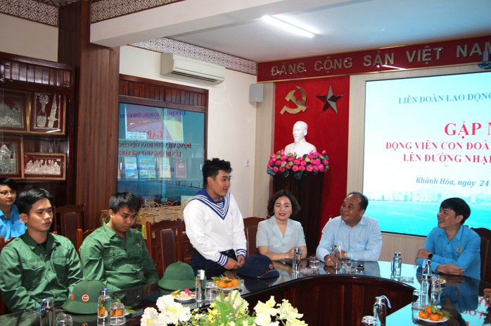 Động viên con em đoàn viên Công đoàn nhập ngũ- Ảnh 1. Động viên con em đoàn viên Công đoàn nhập ngũ- Ảnh 1.