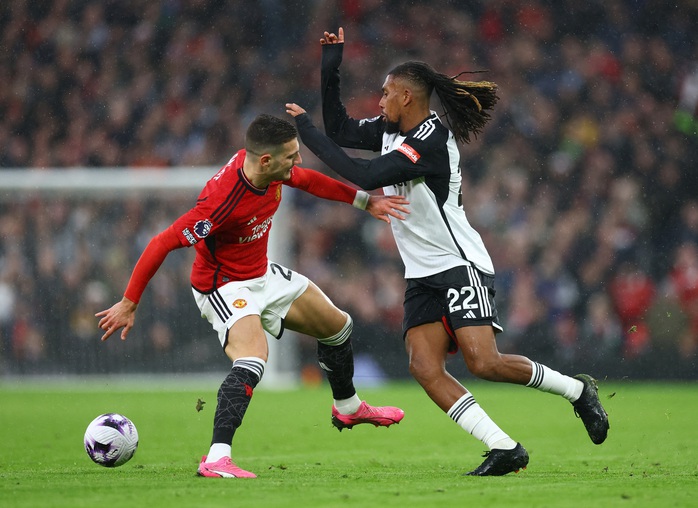 Man United đứt mạch bất bại, Man City dọa chiếm ngôi đầu- Ảnh 1. Man United đứt mạch bất bại, Man City dọa chiếm ngôi đầu- Ảnh 1.