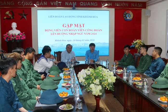 Động viên con em đoàn viên Công đoàn nhập ngũ- Ảnh 5. Động viên con em đoàn viên Công đoàn nhập ngũ- Ảnh 5.