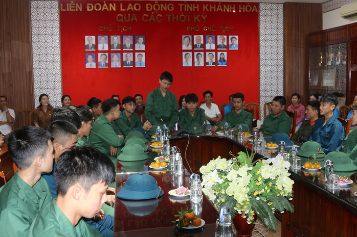 Động viên con em đoàn viên Công đoàn nhập ngũ- Ảnh 2. Động viên con em đoàn viên Công đoàn nhập ngũ- Ảnh 2.