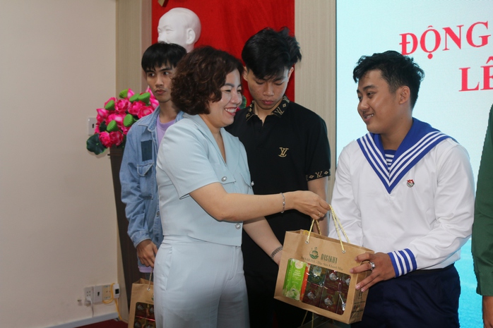 Động viên con em đoàn viên Công đoàn nhập ngũ- Ảnh 6. Động viên con em đoàn viên Công đoàn nhập ngũ- Ảnh 6.