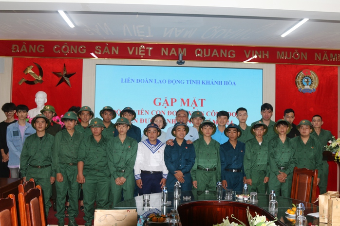 Động viên con em đoàn viên Công đoàn nhập ngũ- Ảnh 7. Động viên con em đoàn viên Công đoàn nhập ngũ- Ảnh 7.