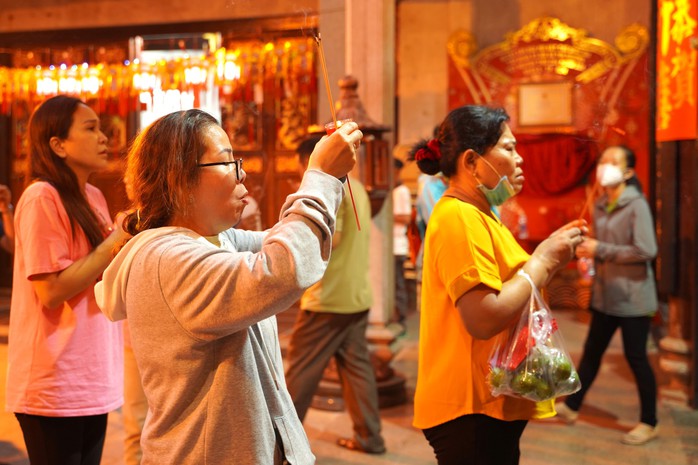 TP HCM: Hàng ngàn người đến vay lộc tại chùa Ông- Ảnh 5. TP HCM: Hàng ngàn người đến vay lộc tại chùa Ông- Ảnh 5.