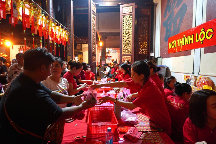 TP HCM: Hàng ngàn người đến vay lộc tại chùa Ông- Ảnh 6. TP HCM: Hàng ngàn người đến vay lộc tại chùa Ông- Ảnh 6.