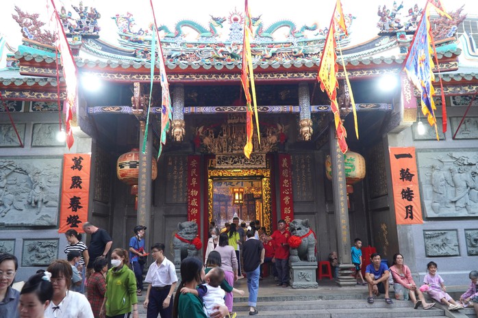 TP HCM: Hàng ngàn người đến vay lộc tại chùa Ông- Ảnh 1. TP HCM: Hàng ngàn người đến vay lộc tại chùa Ông- Ảnh 1.