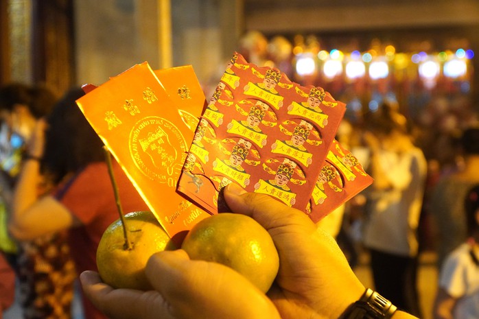 TP HCM: Hàng ngàn người đến vay lộc tại chùa Ông- Ảnh 7. TP HCM: Hàng ngàn người đến vay lộc tại chùa Ông- Ảnh 7.