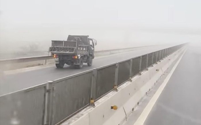 Tài xế lái xe tải chạy ngược chiều trên cao tốc nói "do không biết đường"- Ảnh 1.