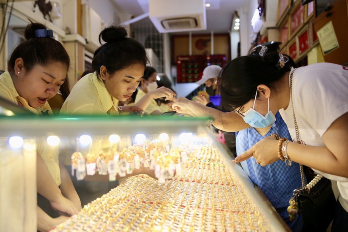 Vàng SJC và vàng nhẫn 24K loạn giá sáng nay- Ảnh 1. Vàng SJC và vàng nhẫn 24K loạn giá sáng nay- Ảnh 1.