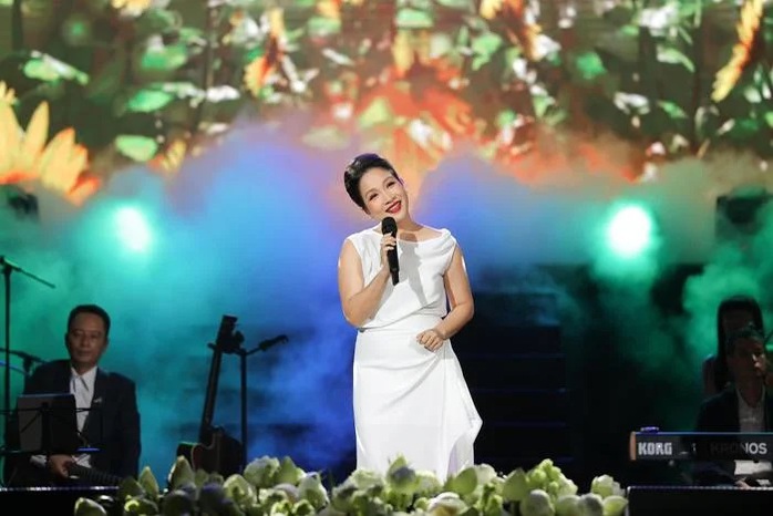Mỹ Linh hát sai lời vì di chứng "quạt trần rơi trúng đầu"- Ảnh 1. Mỹ Linh hát sai lời vì di chứng "quạt trần rơi trúng đầu"- Ảnh 1.