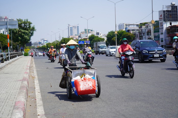 Lao động vất vả mưu sinh dưới nắng nóng 38 độ C- Ảnh 4. Lao động vất vả mưu sinh dưới nắng nóng 38 độ C- Ảnh 4.