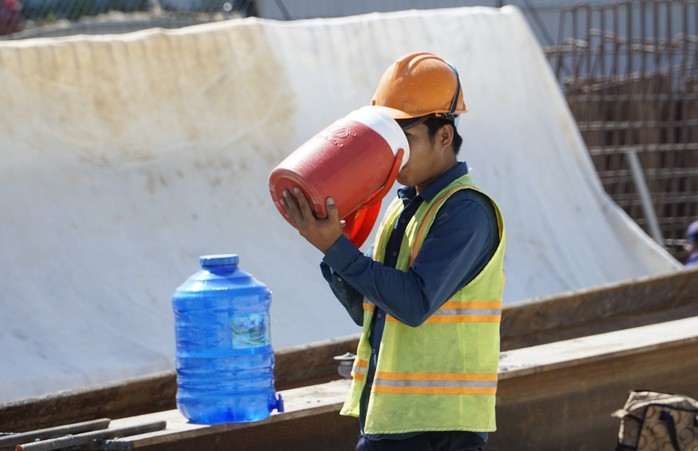 Lao động vất vả mưu sinh dưới nắng nóng 38 độ C- Ảnh 2. Lao động vất vả mưu sinh dưới nắng nóng 38 độ C- Ảnh 2.