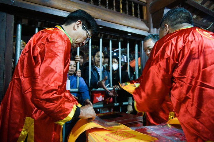 Hình ảnh bất ngờ trong đêm khai ấn đền Trần- Ảnh 11. Hình ảnh bất ngờ trong đêm khai ấn đền Trần- Ảnh 11.