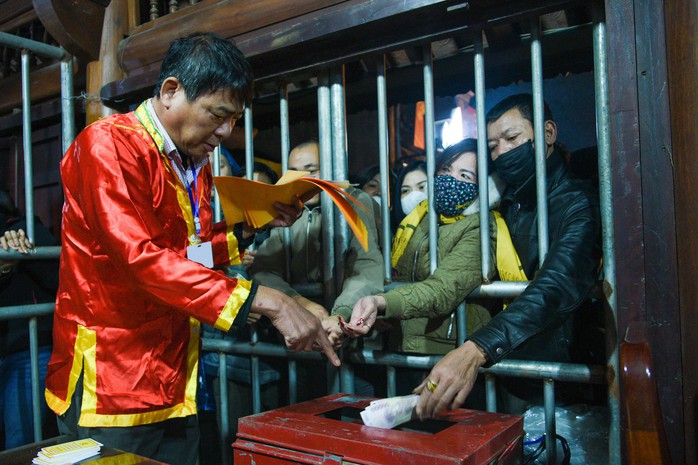 Hình ảnh bất ngờ trong đêm khai ấn đền Trần- Ảnh 14. Hình ảnh bất ngờ trong đêm khai ấn đền Trần- Ảnh 14.