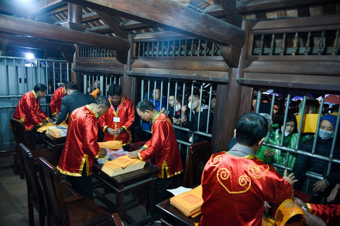 Hình ảnh bất ngờ trong đêm khai ấn đền Trần- Ảnh 15. Hình ảnh bất ngờ trong đêm khai ấn đền Trần- Ảnh 15.