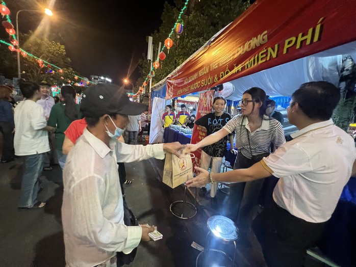 Hình ảnh quen thuộc ở Bình Dương trong dịp rằm tháng Giêng- Ảnh 13.