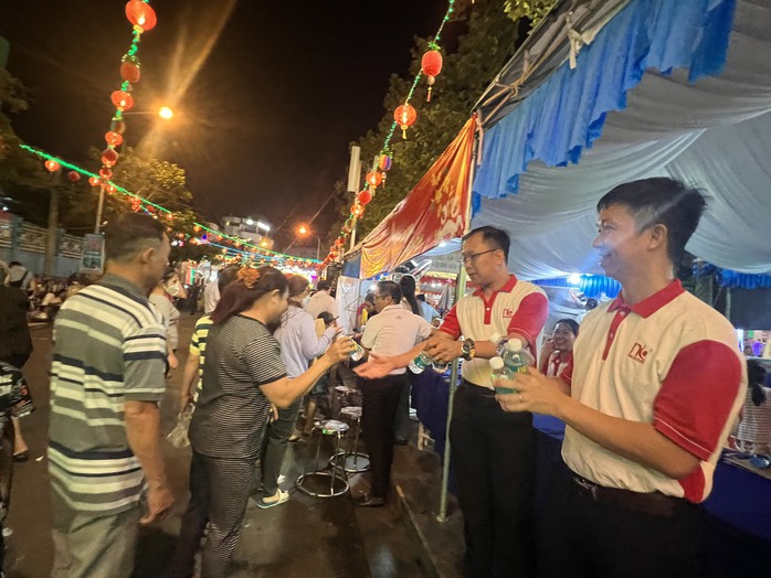 Hình ảnh quen thuộc ở Bình Dương trong dịp rằm tháng Giêng- Ảnh 14.