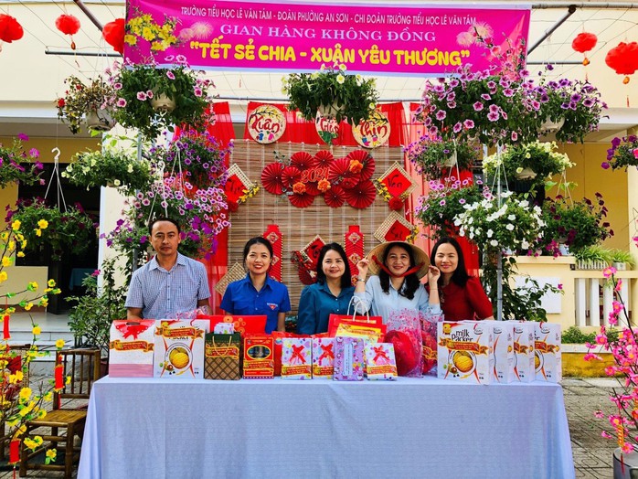 Gian hàng 0 đồng “Tết sẻ chia - Xuân yêu thương” của Trường Tiểu học Lê Văn Tám (TP Tam Kỳ, tỉnh Quảng Nam) Ảnh: TRẦN THỊ THU HOÀI Gian hàng 0 đồng “Tết sẻ chia - Xuân yêu thương” của Trường Tiểu học Lê Văn Tám (TP Tam Kỳ, tỉnh Quảng Nam) Ảnh: TRẦN THỊ THU HOÀI