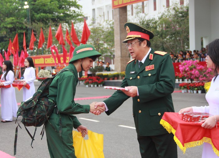 Tân binh lên đường nhập ngũ- Ảnh 1. Tân binh lên đường nhập ngũ- Ảnh 1.
