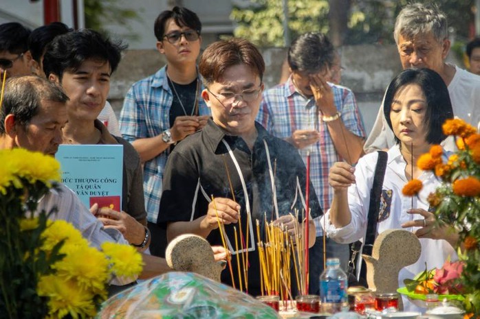 Đại Nghĩa, Đình Toàn, Mỹ Duyên xúc động trong ngày viếng Lẵng Đại Nghĩa, Đình Toàn, Mỹ Duyên xúc động trong ngày viếng Lẵng