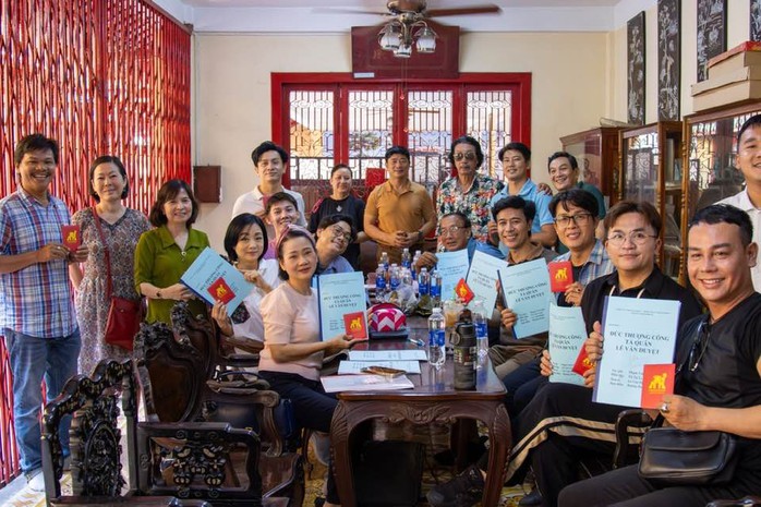 Đại Nghĩa, Đình Toàn, Mỹ Duyên xúc động trong ngày viếng Lẵng Đại Nghĩa, Đình Toàn, Mỹ Duyên xúc động trong ngày viếng Lẵng