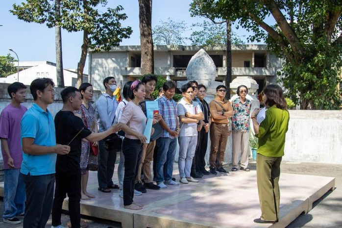 Đại Nghĩa, Đình Toàn, Mỹ Duyên xúc động trong ngày viếng Lẵng Đại Nghĩa, Đình Toàn, Mỹ Duyên xúc động trong ngày viếng Lẵng