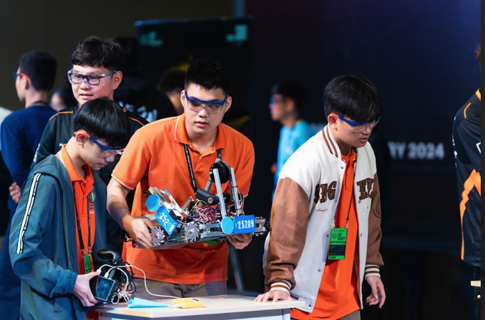 Nhóm học sinh Đà Nẵng tới Mỹ thi chế tạo và vận hành robot- Ảnh 2. Nhóm học sinh Đà Nẵng tới Mỹ thi chế tạo và vận hành robot- Ảnh 2.