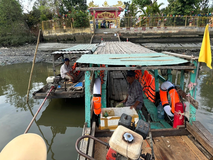Đò ngang hoạt động không phép ở TP HCM- Ảnh 1.