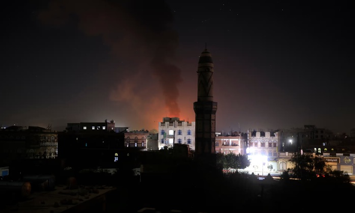 Khói bốc lên sau cuộc tấn công của Mỹ và Anh ở Sanaa, Yemen, ngày 24-2. Ảnh: EPA Khói bốc lên sau cuộc tấn công của Mỹ và Anh ở Sanaa, Yemen, ngày 24-2. Ảnh: EPA