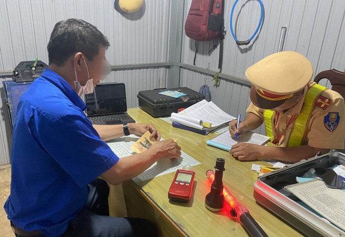Đắk Nông phát hiện tài xế xe buýt vi phạm nồng độ cồn
- Ảnh 1. Đắk Nông phát hiện tài xế xe buýt vi phạm nồng độ cồn
- Ảnh 1.