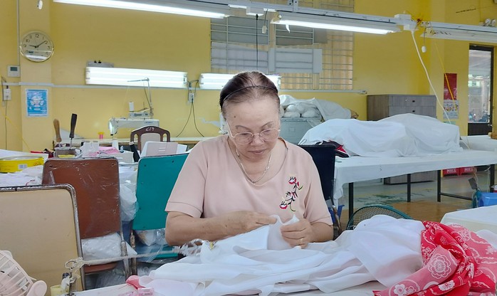 Kiên trì đóng BHXH để không sống phụ thuộc khi về già!- Ảnh 1. Kiên trì đóng BHXH để không sống phụ thuộc khi về già!- Ảnh 1.